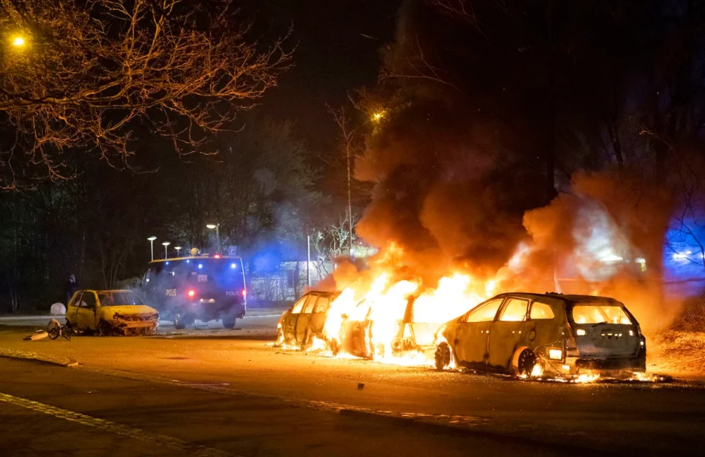 Manifestações extremistas dinamarquesas de extrema-direita causam tumultos na Suécia