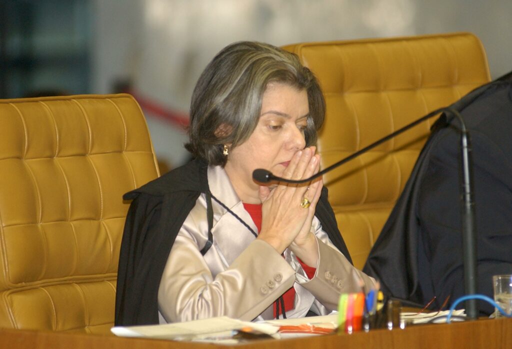 Cármen Lúcia vota por invalidar ações do MJ de produção de dossiês sobre opositores e antifascistas