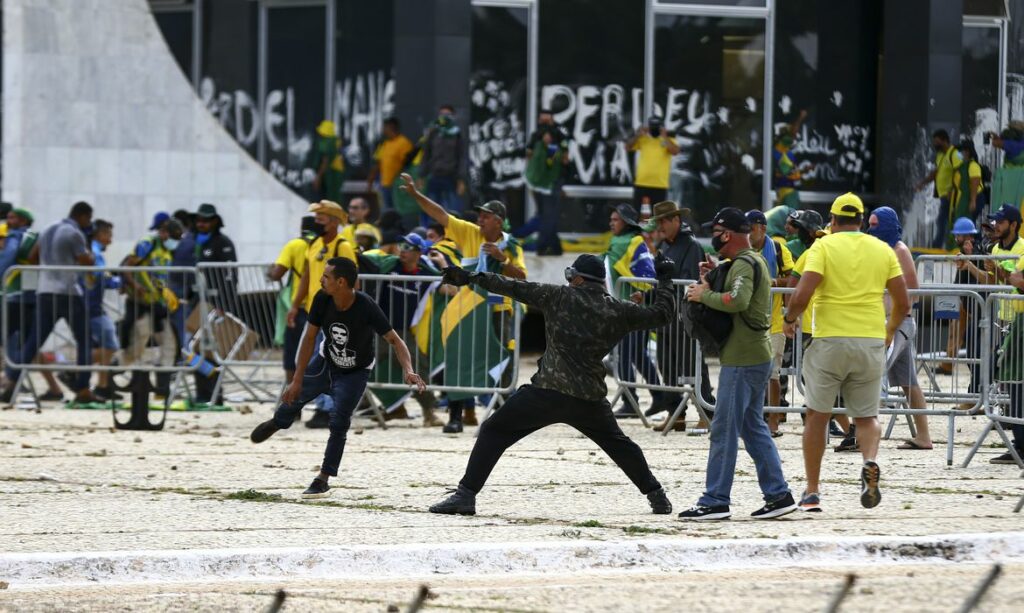 O ataque à sede do governo brasileiro se assemelha à invasão do Capitólio dos Estados Unidos em 6 de janeiro de 2021