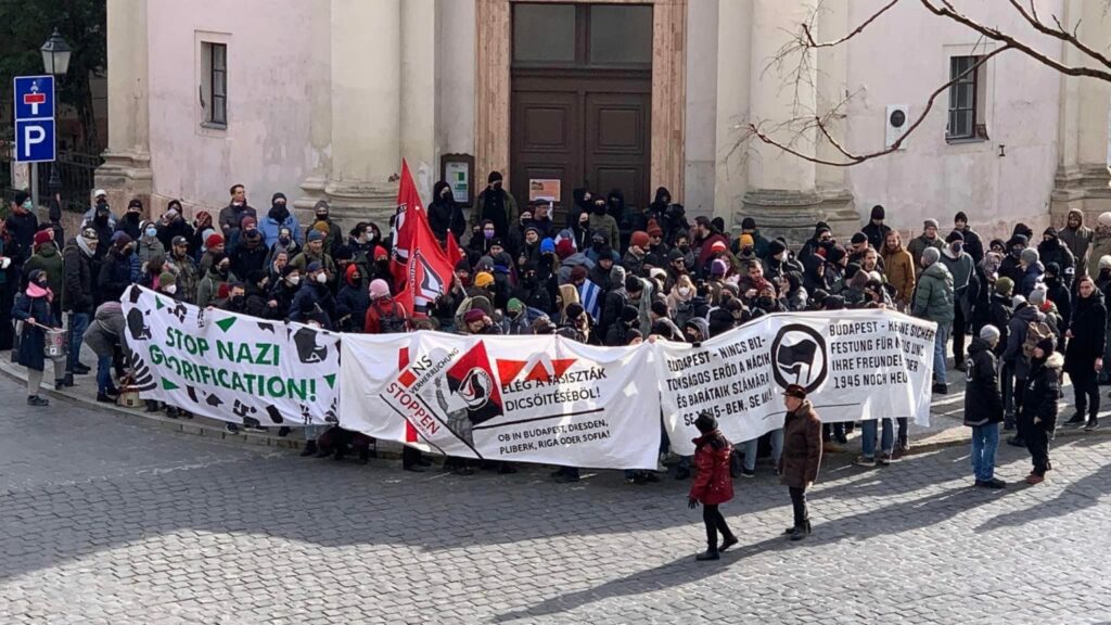 Antifascistas protestam contra encontro anual neonazista em Budapeste