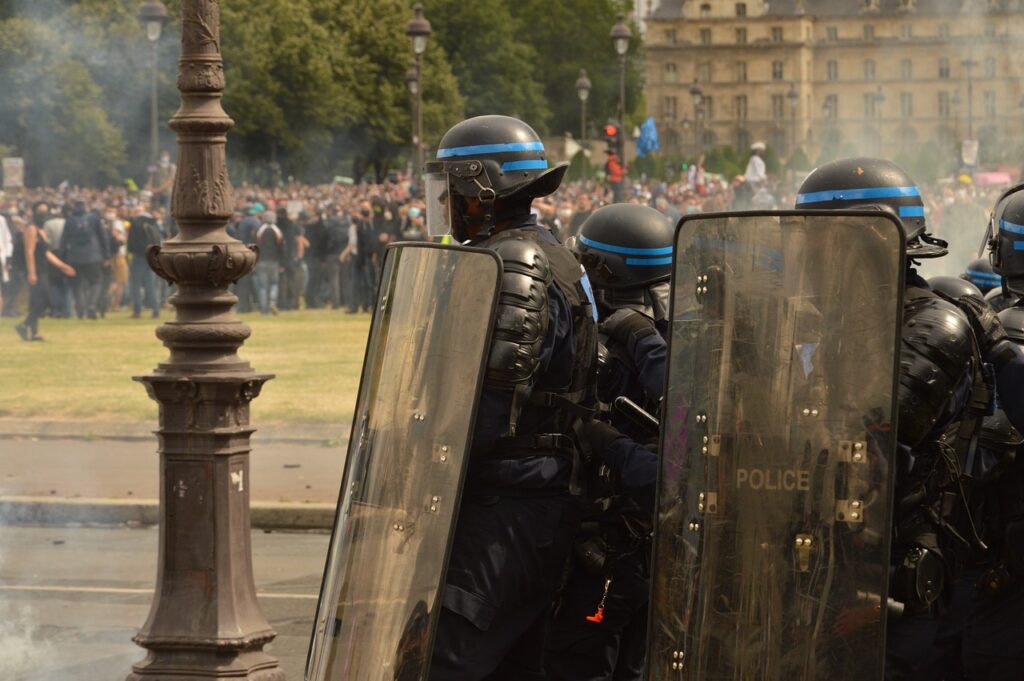 Polícia de Paris sob críticas por causa de manifestação neonazista