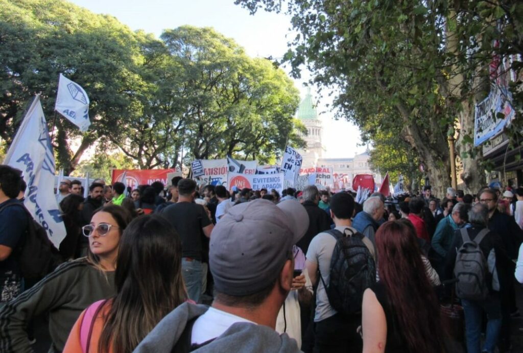 Milhares de pessoas marchando na Plaza de Mayo e em toda Argentina