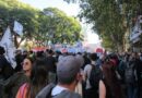 Milhares de pessoas marchando na Plaza de Mayo e em toda Argentina