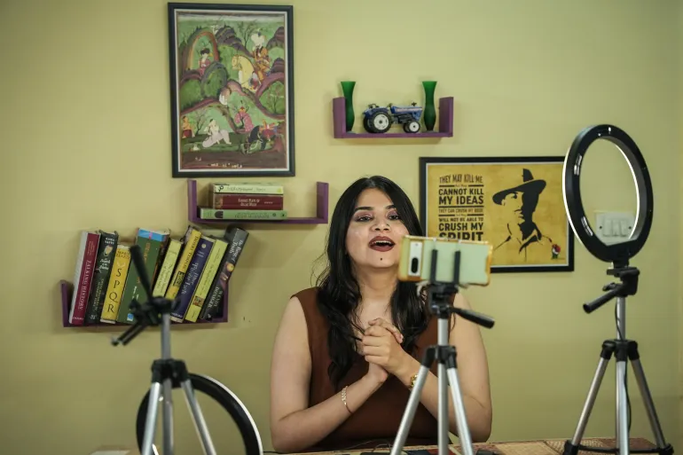 Esta historiadora indiana luta contra a extrema direita usando vídeos de maquiagem