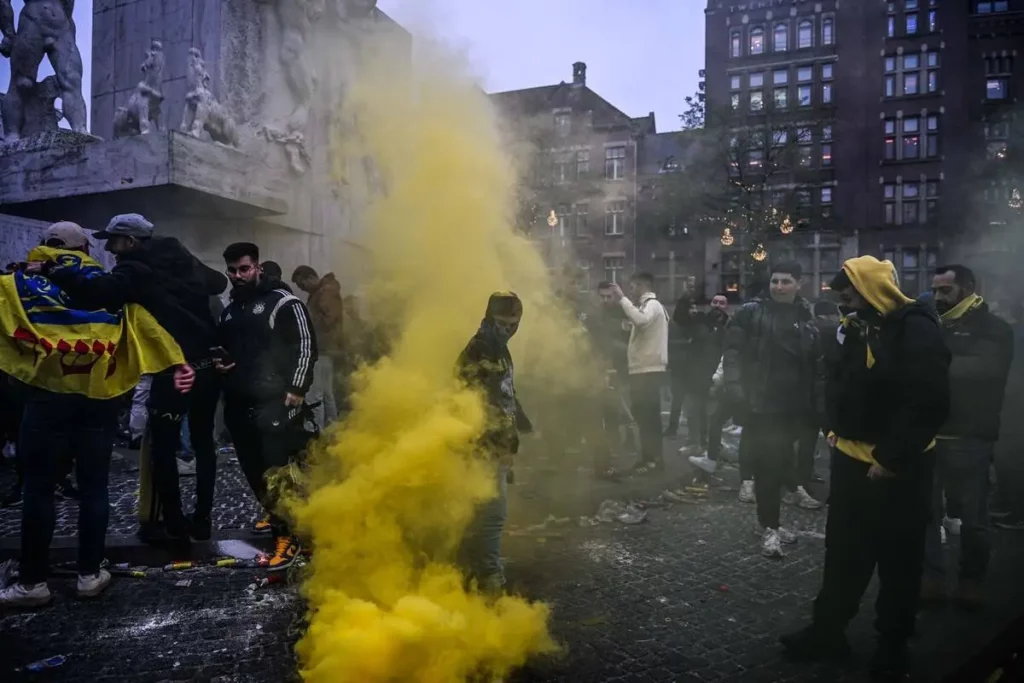 Torcedores israelenses entram em conflito com manifestantes em Amsterdã