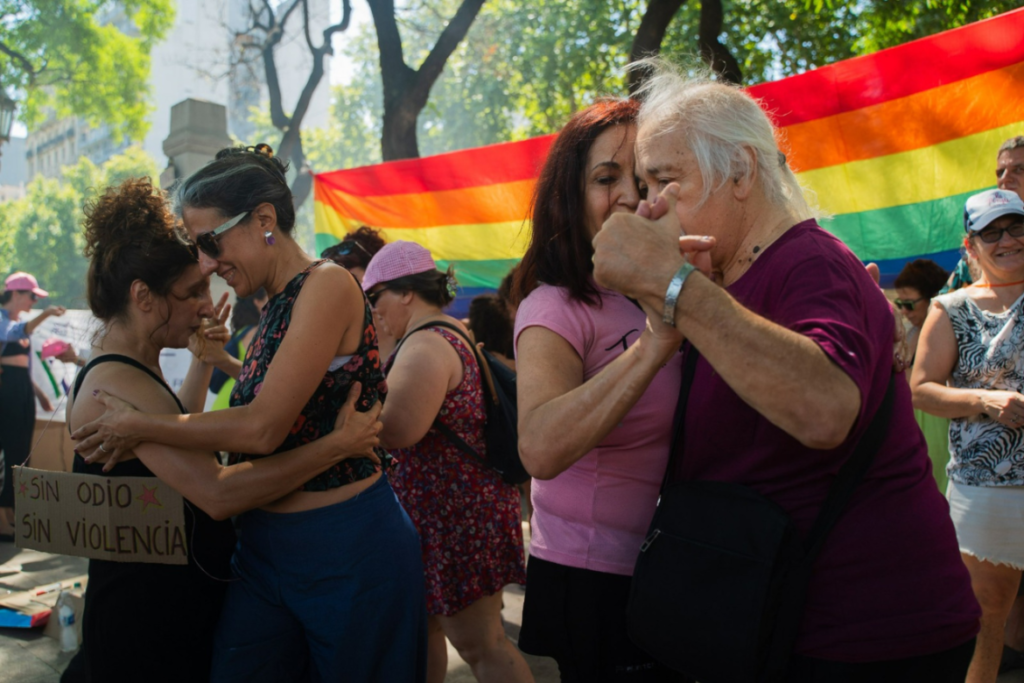 Argentinos realizam marcha do orgulho antifascista