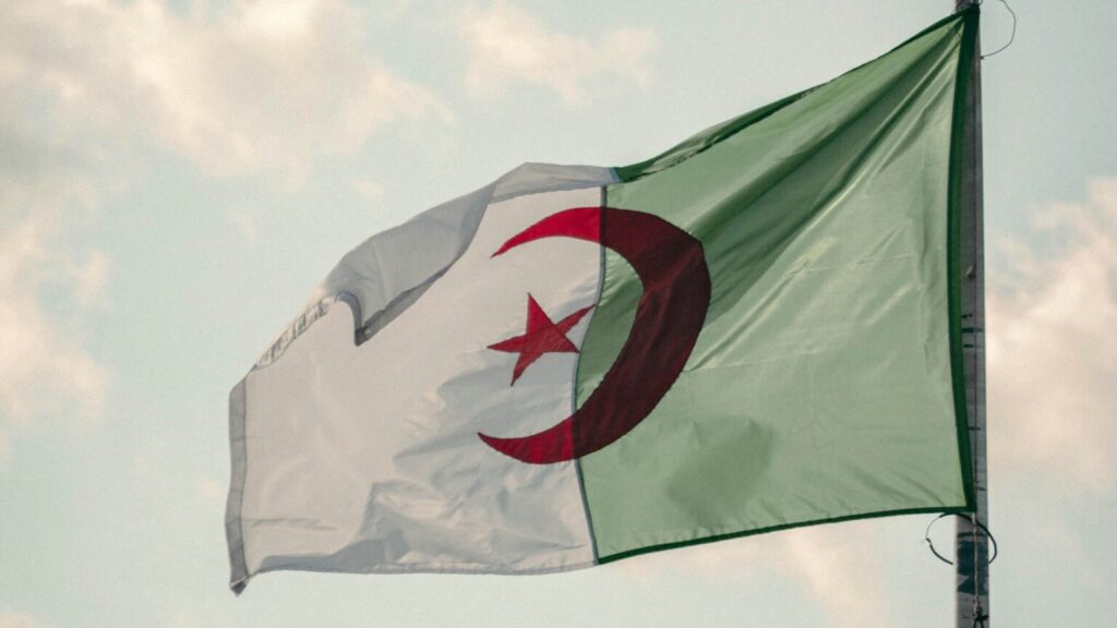 A extrema direita francesa e islamistas baseados em Paris levam as relações franco-argelinas ao ponto mais baixo
