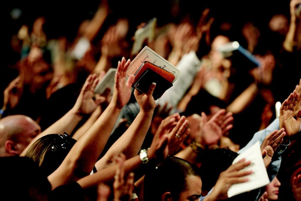 Intolerância religiosa precede negacionismo científico, sugere pesquisa
