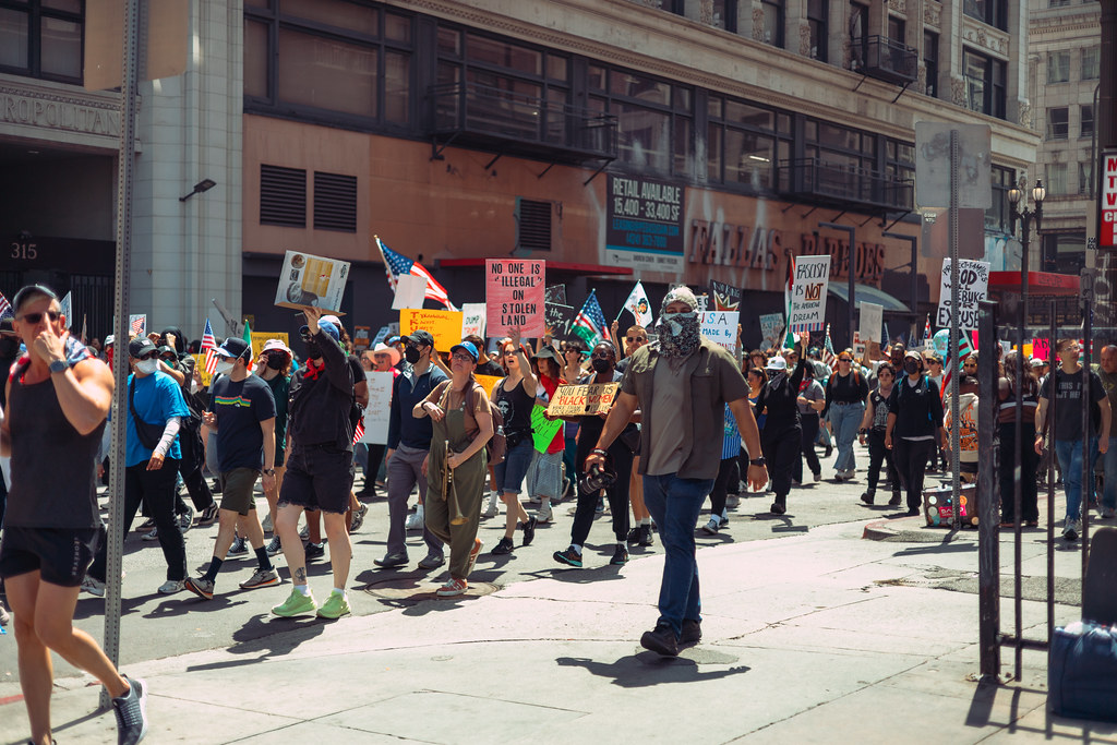 Sem reis! Liberdade! Milhões protestam contra Trump em todos os Estados Unidos