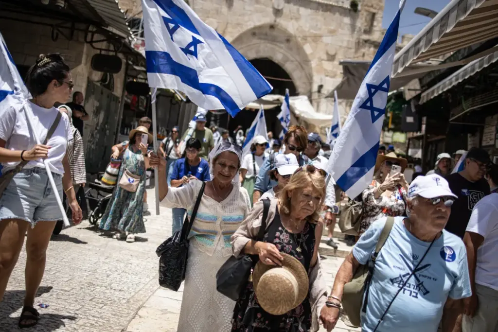 Israelenses de extrema direita invadem complexos de Al-Aqsa e da UNRWA durante marcha do Dia de Jerusalém