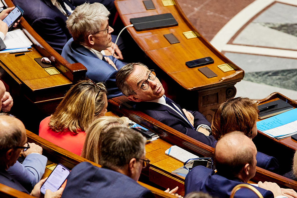 Partido conservador francês se divide por flerte com a extrema direita