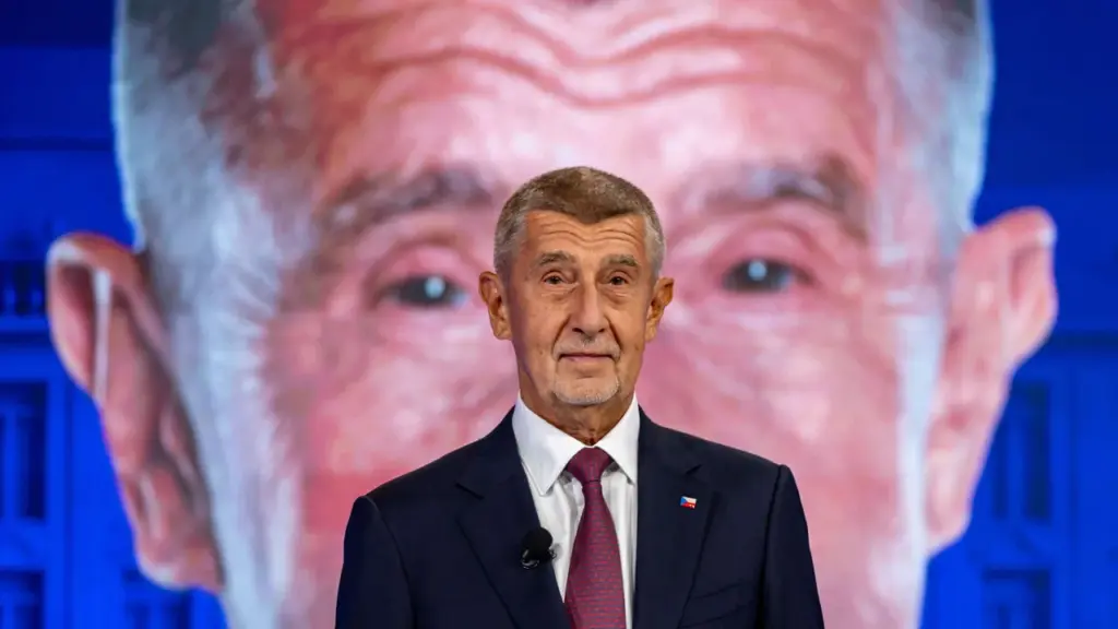 Populista tcheco Babiš assina acordo de coalizão com eurocéticos de extrema direita