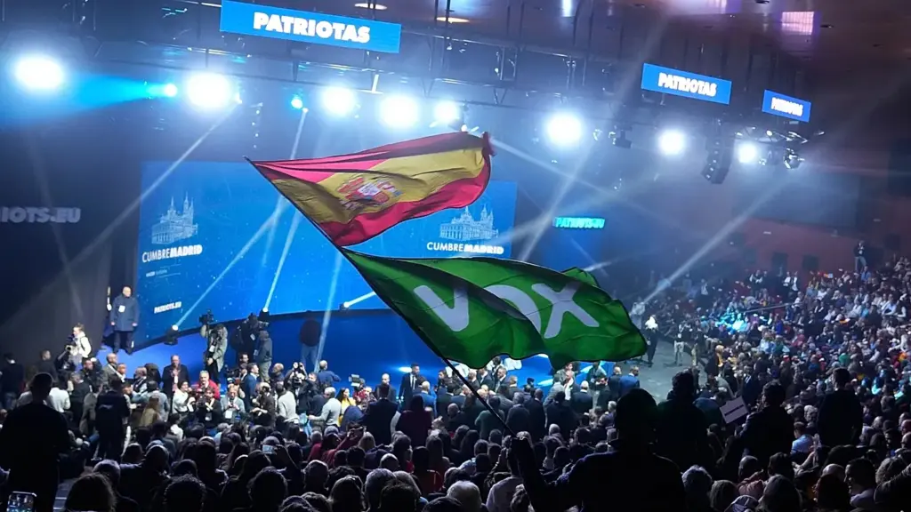 Vox retorna ao poder em governo regional de coalizão com o Partido Popular na Espanha