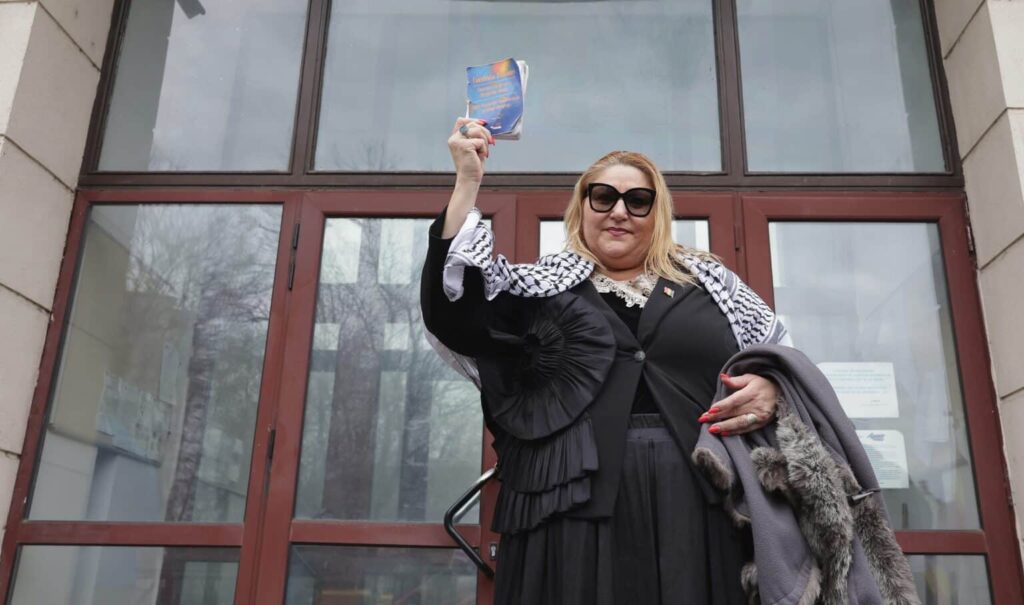 Parlamento Europeu retira imunidade de eurodeputada romena de extrema direita