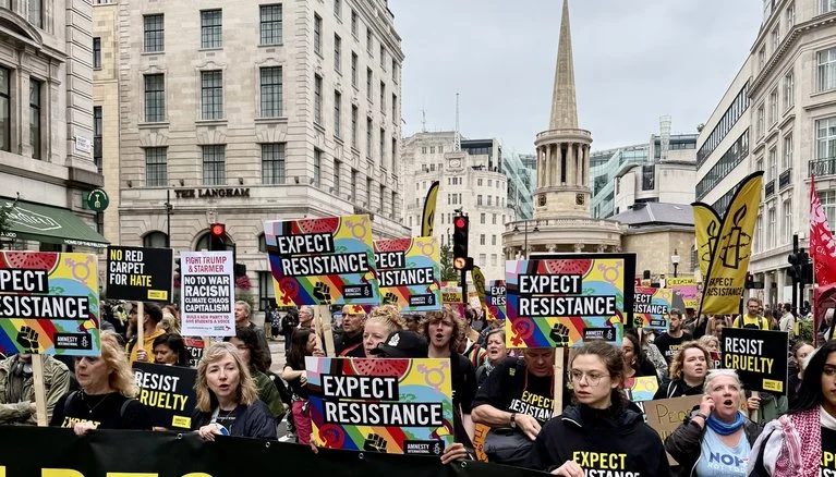Marcha “Unidos contra a extrema direita” bate recordes no Reino Unido