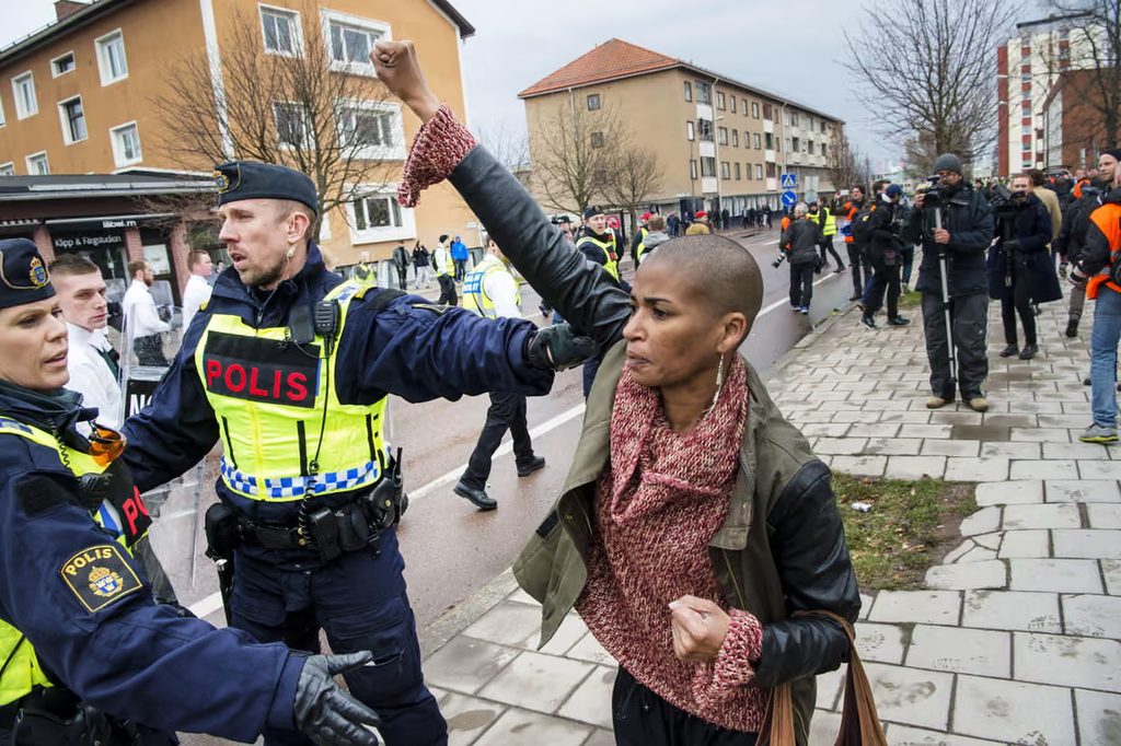 A manifestante Tess Asplund fala sobre a foto que ganhou as manchetes e por que a vê como um sinal das mudanças na Suécia atual