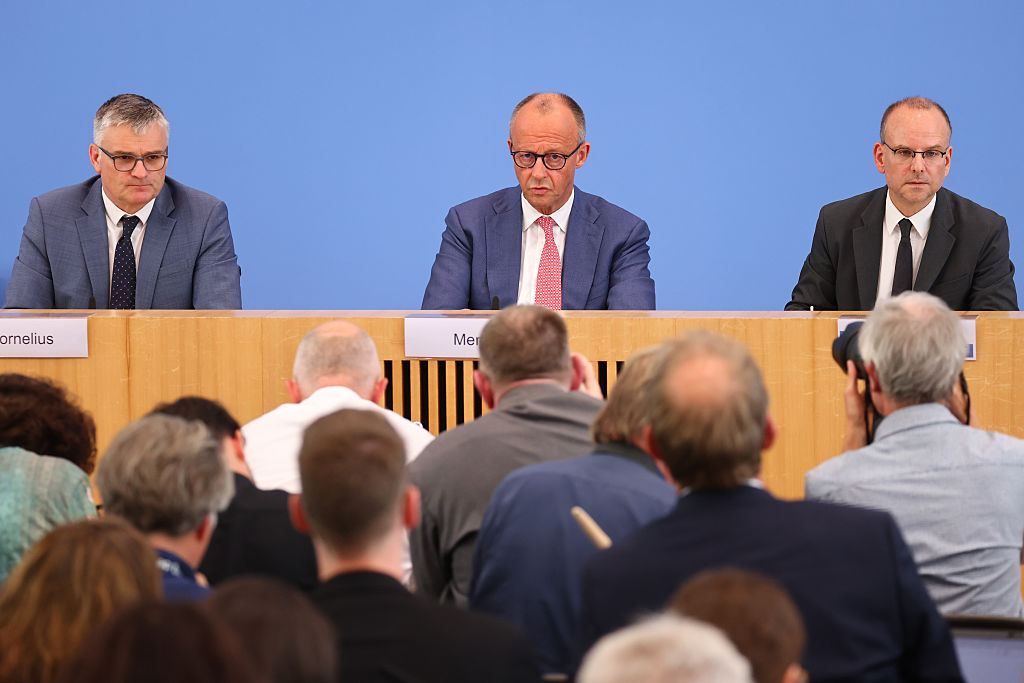 Merz rejeita comparações com outros países europeus sobre alianças com a extrema direita