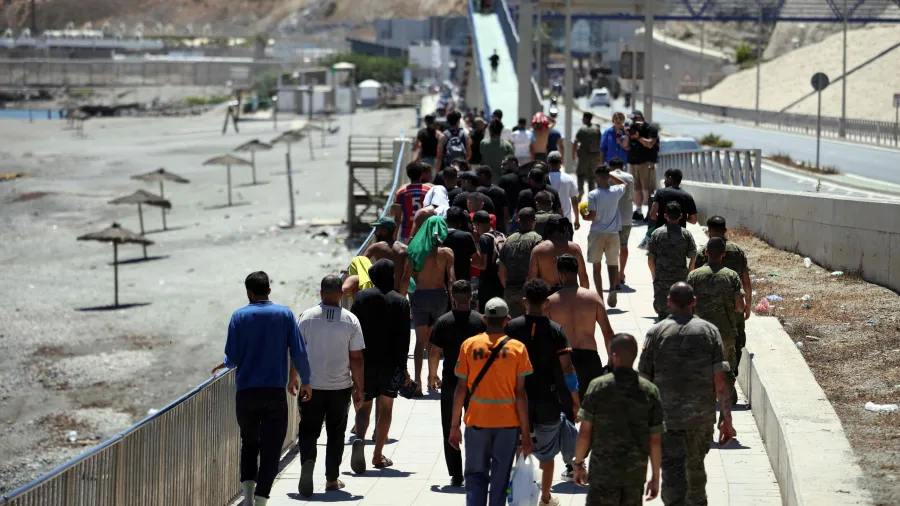 Ceuta: mais migrantes deixam a cidade; líder da extrema direita visita a região